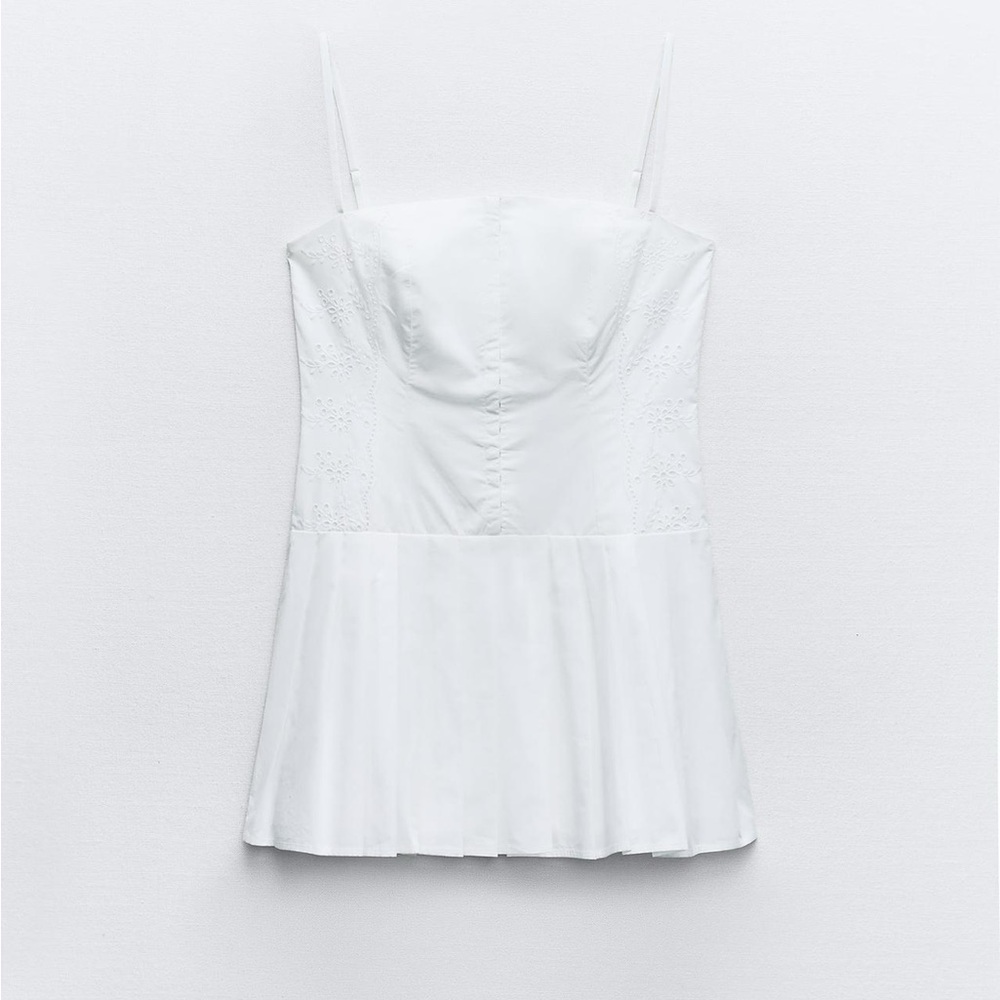Short embroidered Zara dress in white. Never worn! So cute. Size small